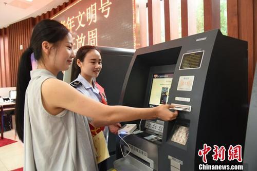 资料图:纳税人办理业务。<a target='_blank' href='http://www.chinanews.com/'>中新社</a>记者 钟欣 摄 官方密集召开重磅发布会 传递中国经济啥信号?