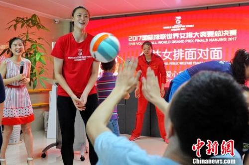 惠若琪与孩子们打起室内排球。 李珂 摄 女排大奖赛总决赛今晚开战 中国队志在夺冠首战巴西