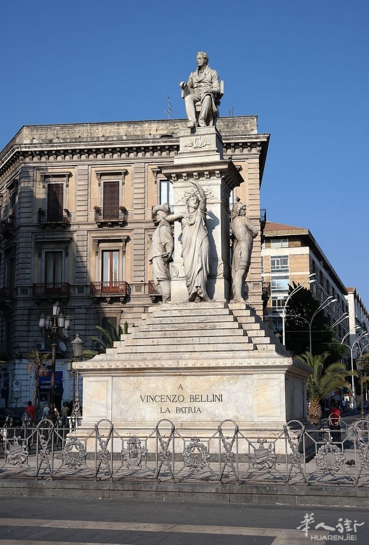 Catania_-_Monumento_a_Vincenzo_Bellini.jpg 老里拉上的意大利艺术巨匠 (二) 贝尼尼 与贝利尼