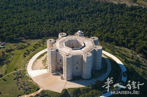 maxi_041124_puglia_castel_del_monte_ph_merlo_1881.jpg 中世纪建筑神迹——蒙特城堡