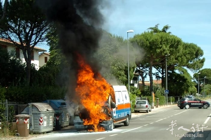 (组图)拉文纳一辆救护车在出勤时着火 庆幸无人员伤亡