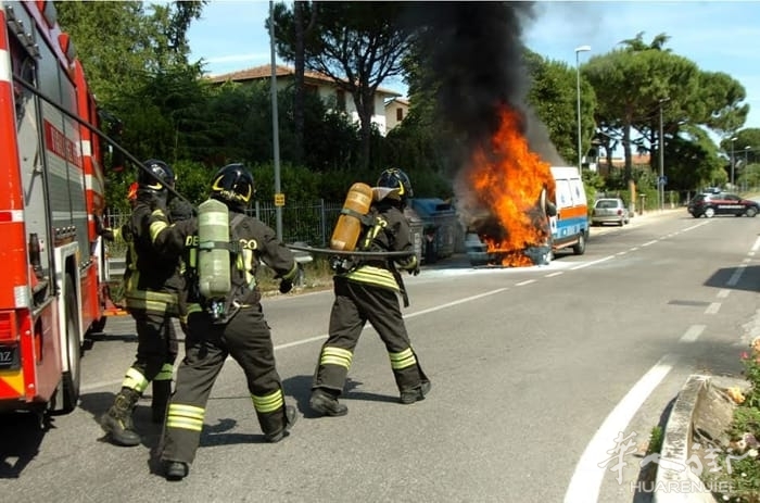 (组图)拉文纳一辆救护车在出勤时着火 庆幸无人员伤亡