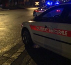 polizia-municipale.png 普拉托严打违规商业活动 3家华人面包车被查