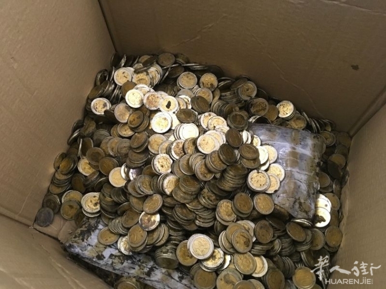 sequestro 2 euro falsi bis.jpg (视频)意大利普拉托警方查获一名华人运载的5万5千欧元2欧假硬币 ...