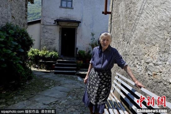 微信图片_20170626120157.jpg 意大利老人成村里唯一居民 自称享受寂静