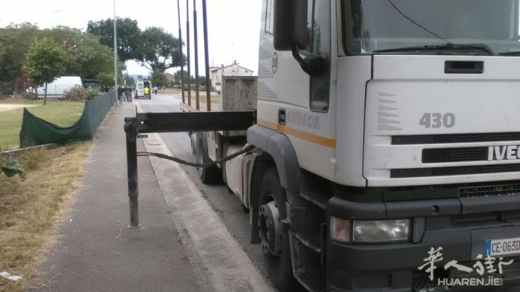 investimento_camion_corridonia.jpeg 11岁华人小男孩在路边被卡车挂到 受伤昏迷未醒