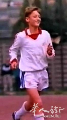 Francesco_Totti_Giovanissimi_Lodigiani_1988-1989_(cropped).jpg 传奇落幕!意大利国民偶像托蒂宣布正式退役