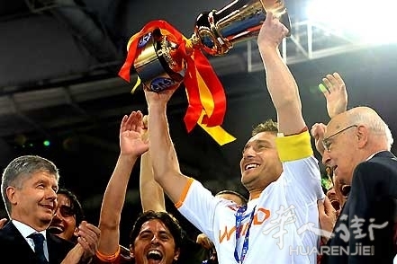 Coppa_Italia_2008_premiazione.jpg 传奇落幕!意大利国民偶像托蒂宣布正式退役