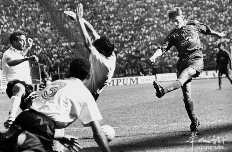 Serie_A_1994-95_-_Roma_vs_Foggia_-_Gol_di_Francesco_Totti.jpg 传奇落幕!意大利国民偶像托蒂宣布正式退役