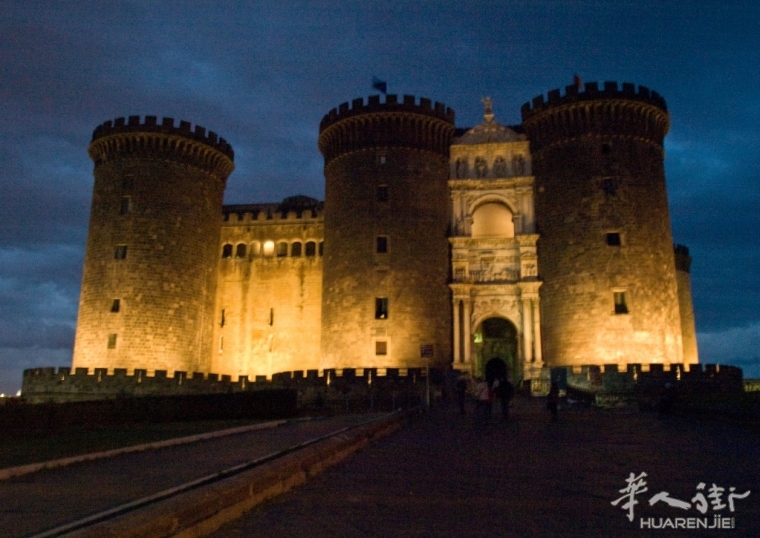 Nàpols_-_Castel_Nuovo.jpg 不可错过的十大那不勒斯景点