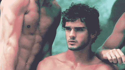 0.gif 意大利最贵的职业男妓出书了!