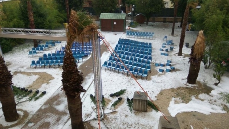 00300159340_067edd12.jpg 意大利海滩遭冰雹袭击 盛夏现罕见雪景