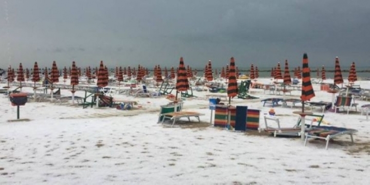 00300159339_d6793a1e.jpg 意大利海滩遭冰雹袭击 盛夏现罕见雪景