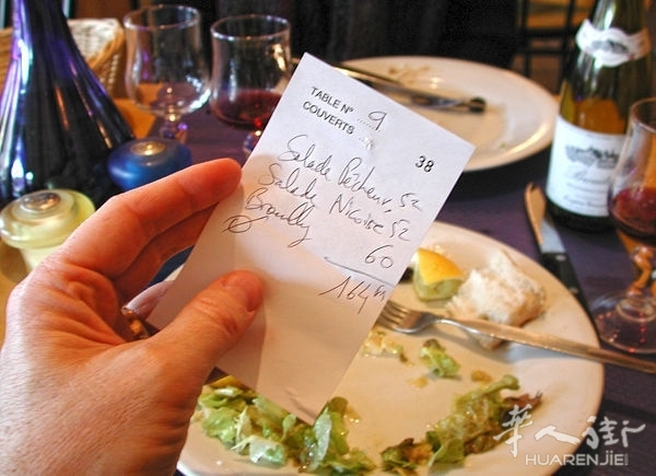 tips-money-restaurant-receipt1.jpg 世界小费不成文的规定,咱们到底给是不给?