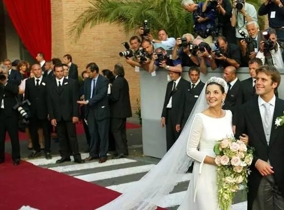 640.webp (2).jpg 被流放的意大利末代王子回国后, 当网红、卖衣服、开面店...