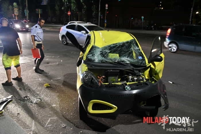 incidente-monumentale-auto-share-ngo-ribaltata6.jpg (视频)意大利米兰一女子驾车遇到抢劫引发翻车事故