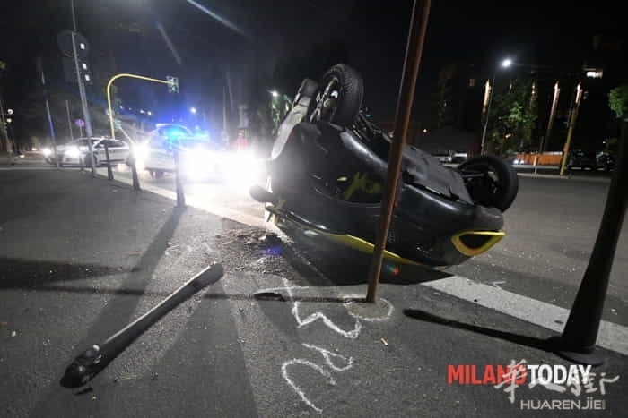 incidente-monumentale-auto-share-ngo-ribaltata7.jpg (视频)意大利米兰一女子驾车遇到抢劫引发翻车事故