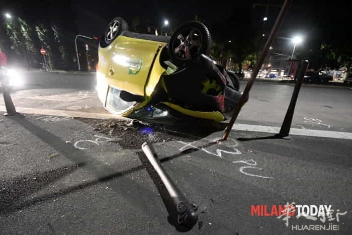 incidente-monumentale-auto-share-ngo-ribaltata8.jpg (视频)意大利米兰一女子驾车遇到抢劫引发翻车事故