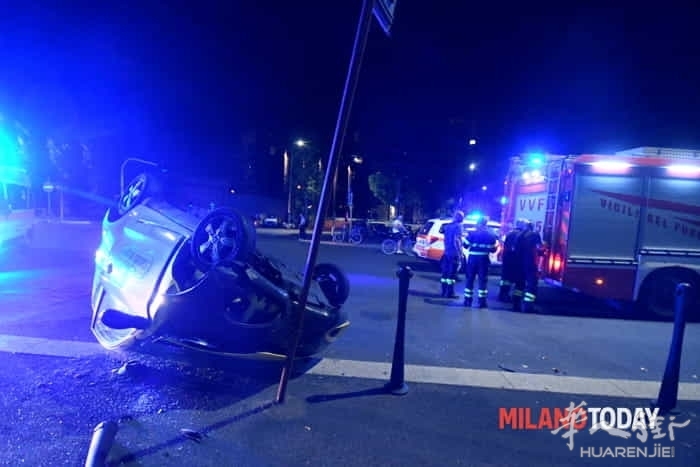 incidente-monumentale-auto-share-ngo-ribaltata9.jpg (视频)意大利米兰一女子驾车遇到抢劫引发翻车事故