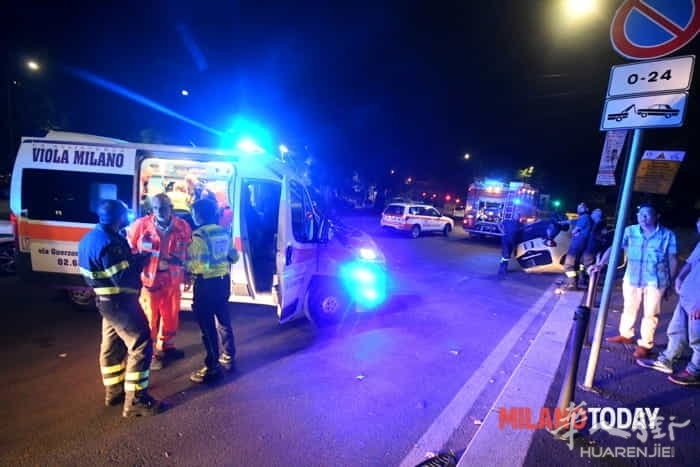 incidente-monumentale-auto-share-ngo-ribaltata10.jpg (视频)意大利米兰一女子驾车遇到抢劫引发翻车事故