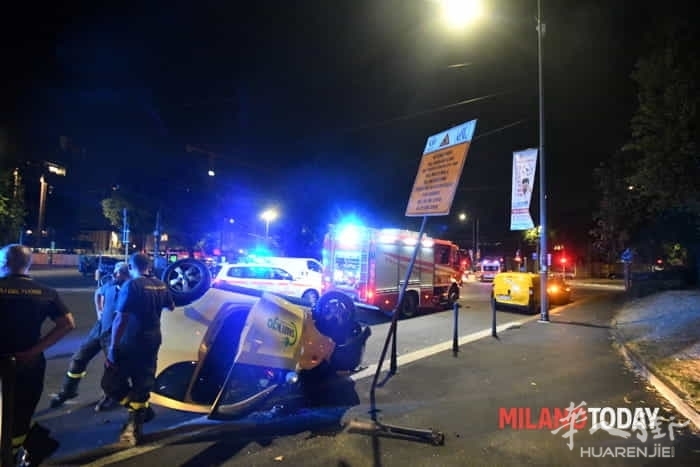 incidente-monumentale-auto-share-ngo-ribaltata11.jpg (视频)意大利米兰一女子驾车遇到抢劫引发翻车事故