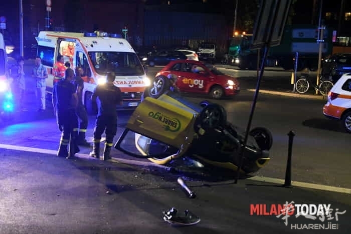 incidente-monumentale-auto-share-ngo-ribaltata13.jpg (视频)意大利米兰一女子驾车遇到抢劫引发翻车事故