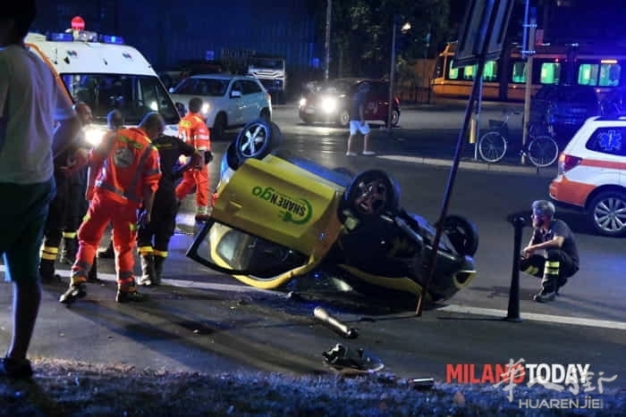 incidente-monumentale-auto-share-ngo-ribaltata14.jpg (视频)意大利米兰一女子驾车遇到抢劫引发翻车事故