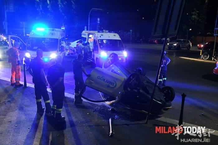 incidente-monumentale-auto-share-ngo-ribaltata15.jpg (视频)意大利米兰一女子驾车遇到抢劫引发翻车事故