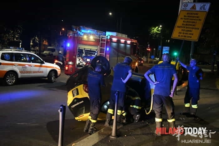 incidente-monumentale-auto-share-ngo-ribaltata16.jpg (视频)意大利米兰一女子驾车遇到抢劫引发翻车事故