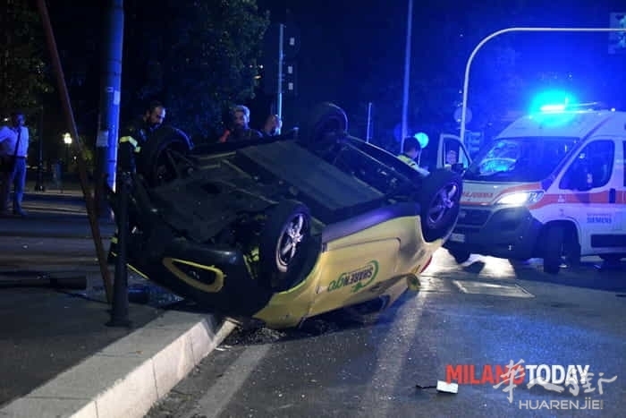 incidente-monumentale-auto-share-ngo-ribaltata17.jpg (视频)意大利米兰一女子驾车遇到抢劫引发翻车事故