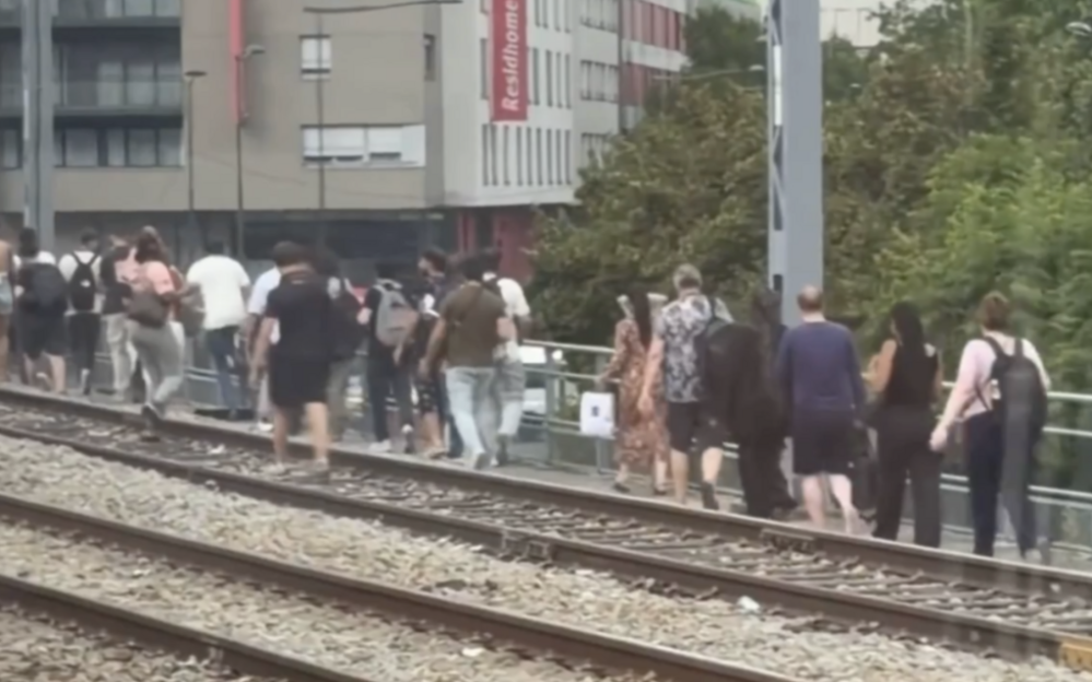 巴黎东站电力故障波及 RER E：数百乘客高温中被困数小时，被迫沿铁轨步行撤离