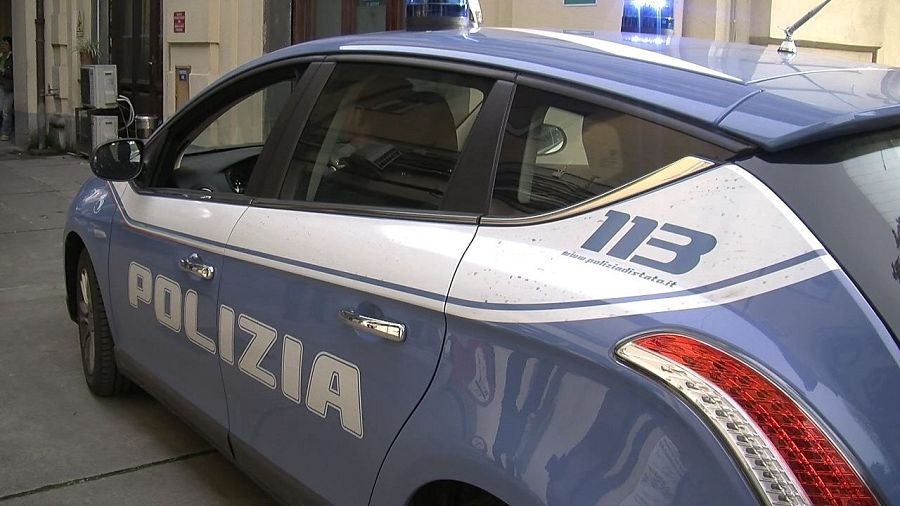 68-polizia-questura-133-nuova-livrea-auto-171214-2.jpg
