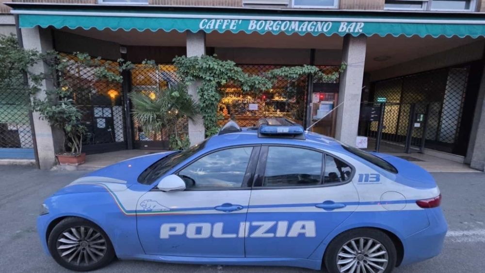 Gli agenti della polizia amministrativa davanti al locale.jpg