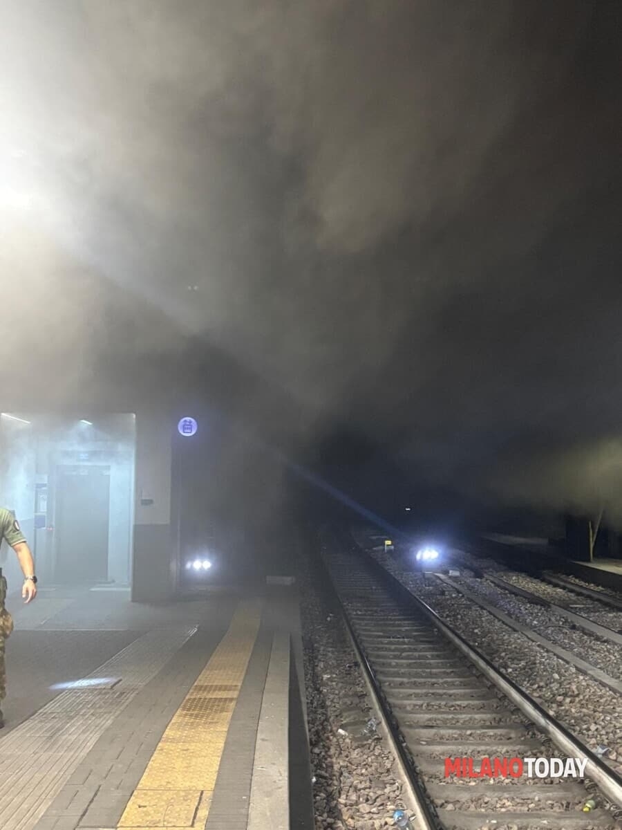 Incendio al binario 20 in stazione Garibaldi - Foto Gemme (2).jpg