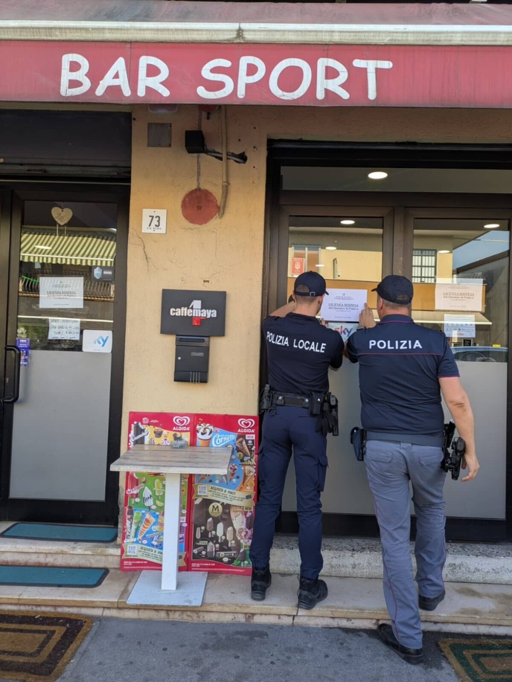 Gli agenti hanno notificato il provvedimento di sospensiva della licenza per 30 giorni.jpg