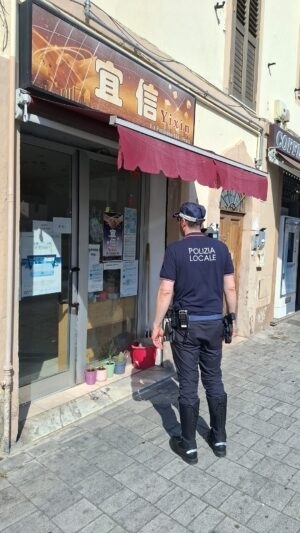 Spaccate-via-Pistoiese-lancia-pietre-contro-negozi-interviene-polizia-locale-5-1.jpeg