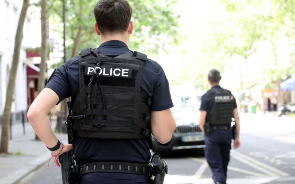 Troyes : 一名30岁男子胸部中枪身亡，警方正调查多种可能