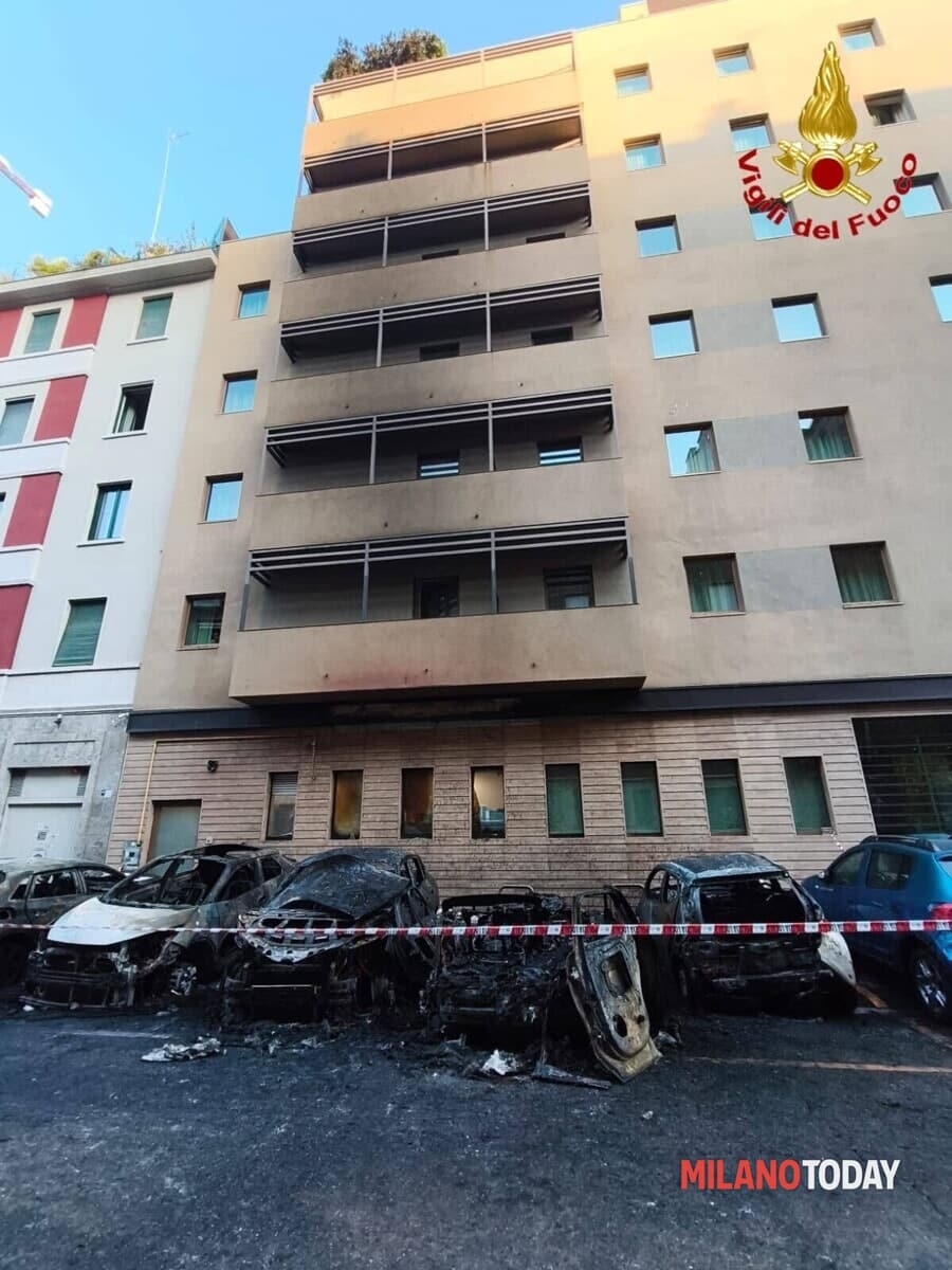 Le auto carbonizzate - Foto Vigili del fuoco.jpg