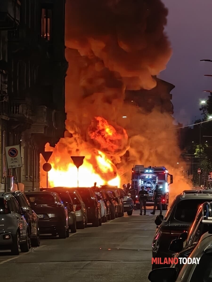 Le fiamme in via Macchi - Foto inviata a MilanoToday da un lettore (1).jpg
