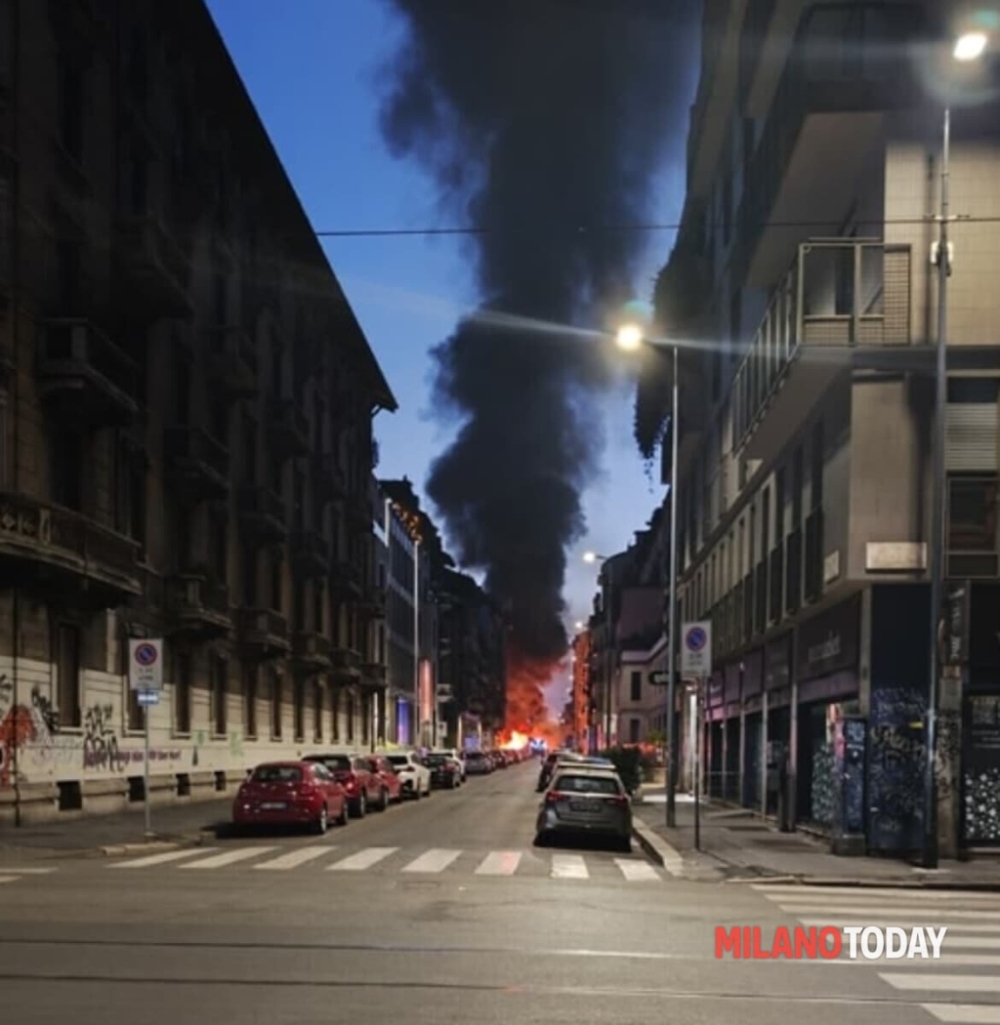 Le fiamme in via Macchi - Foto inviata a MilanoToday da un lettore (2).jpg