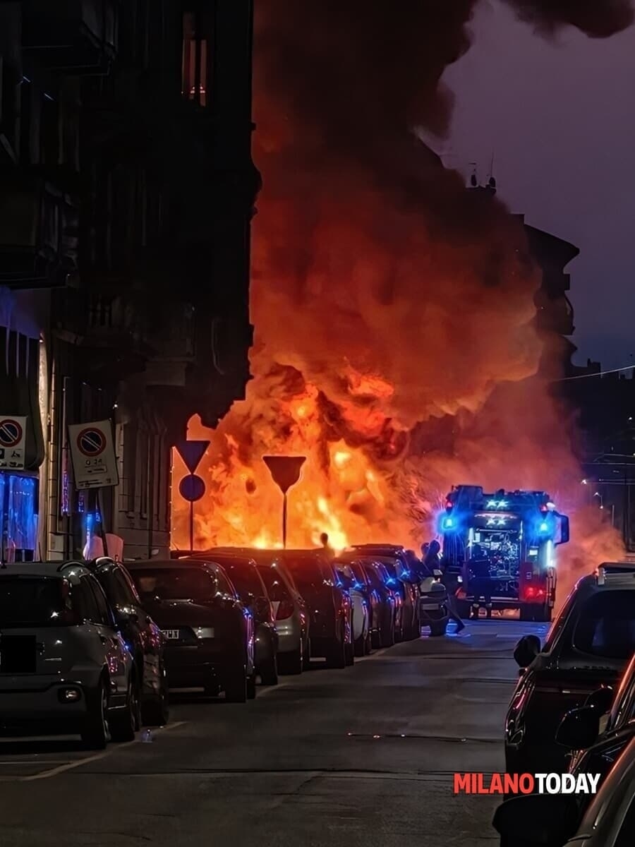 Le fiamme in via Macchi - Foto inviata a MilanoToday da un lettore.jpg