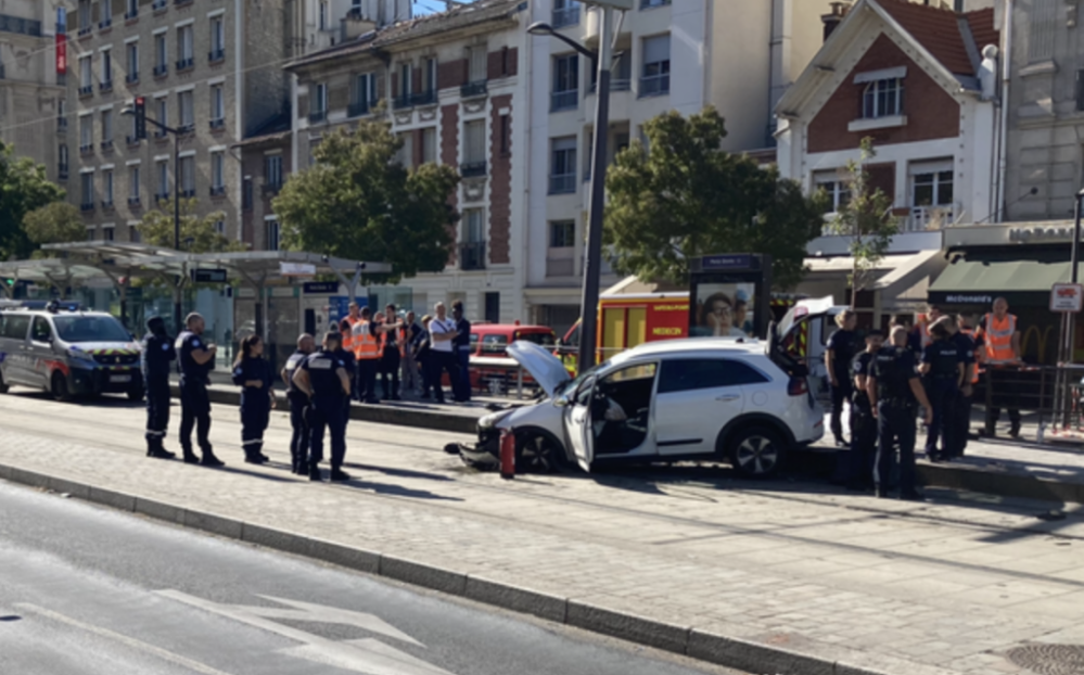 巴黎Porte Dorée发生汽车撞人事故：车辆冲上T3a有轨电车轨道，至少3人受伤