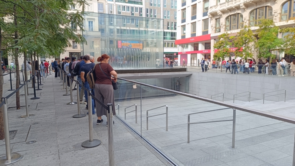 Coda di clienti fuori dall'Apple Store.jpeg