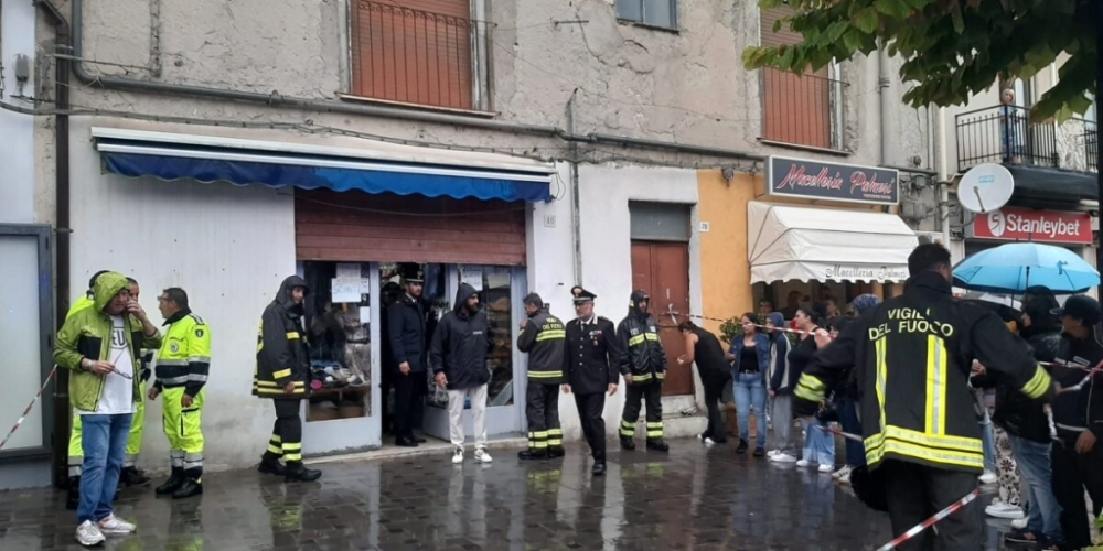 negozio-cinese-in-corso-vittorio-emanuele-e-volontari-protezione-civile-Manuel-B.jpg