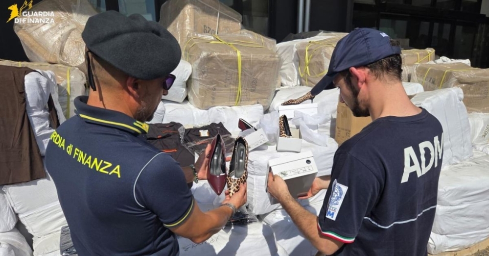 sequestrati-a-bari-50-000-pezzi-di-merce-cinese-evasione-da-126mila-euro.jpg