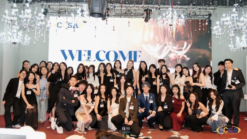 02_往届迎新晚会合影.jpg