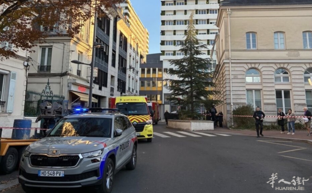 Issy-les-Moulineaux发生两辆公交车相撞事故，造成8名乘客受伤，一家商店受损