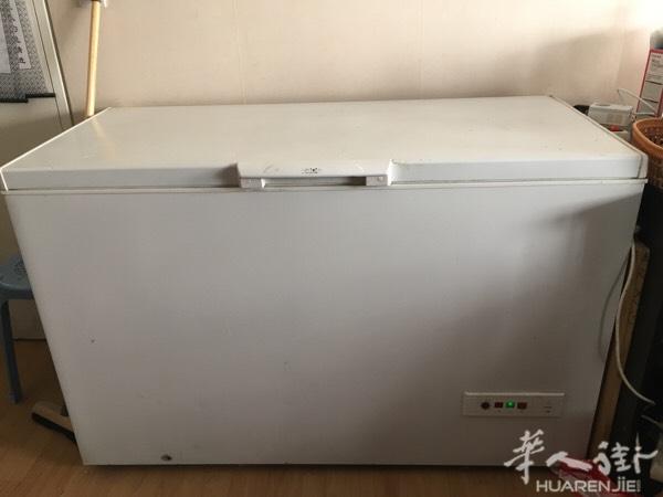 有个大冰柜想出任150欧元，有意者请跟我联系066