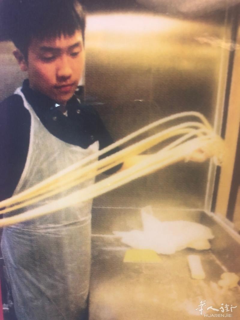 在寒冷的冬季，本店现制做兰州拉面，五香牛肉拉面汤，