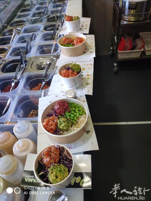poke-fujiyama专业从事美国夏威夷波奇碗的小店，现在入驻华人街，在米兰